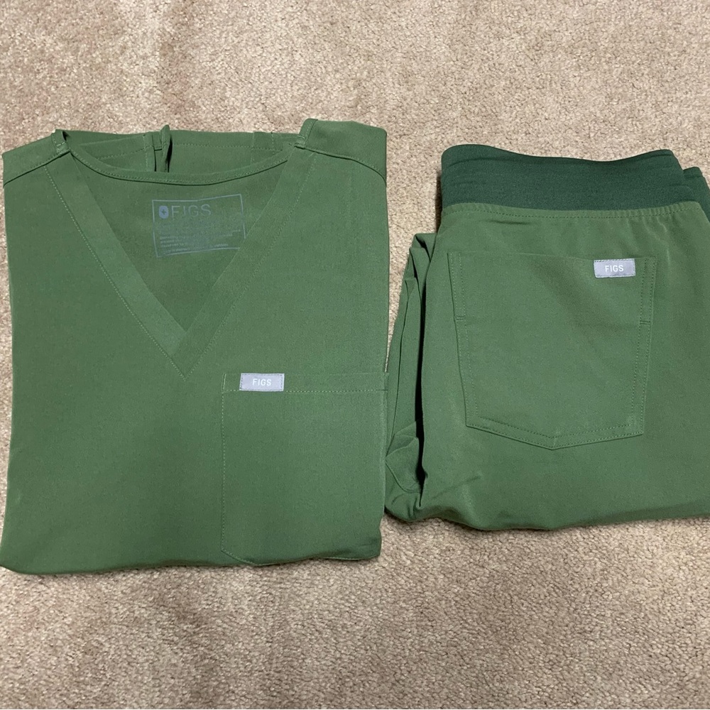 Olive colored Figs set XS top/S bottoms